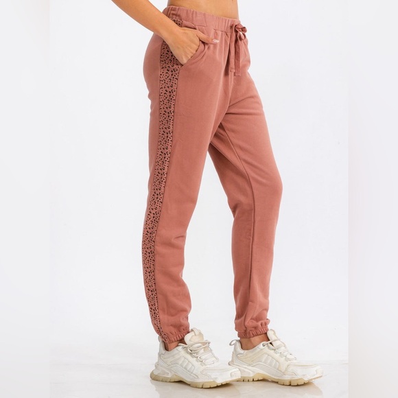 SALE! 022. WOMEN'S ELASTIC WAIST FRONT POCKET ANIMAL PRINT DETAILED SWEATPANTS - Picture 4 of 5
